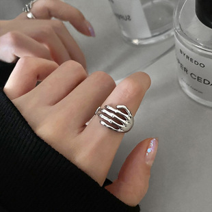 个性骷髅手掌戒指女复古时尚S925银小众设计开口指环嘻哈食指戒潮