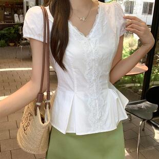 韩系独特白色蕾丝V领设计感短袖T恤女2026夏季新款显瘦掐腰小上衣