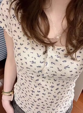 Brandy girl华夫格碎花短袖T恤女夏季辣妹三粒扣修身T恤紧身上衣