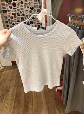 Brandy Girl纯棉圆领灰色条纹短款修身短袖T恤
