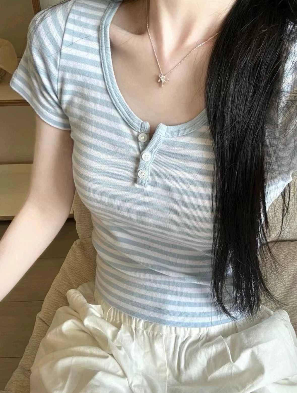 BM蓝白条纹三粒扣短袖T恤女夏季2024新款小清新女生修身短上衣短