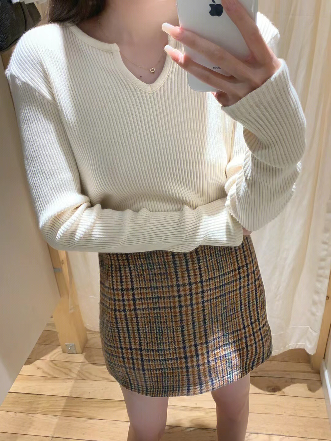 米白V领螺纹长袖针织T恤