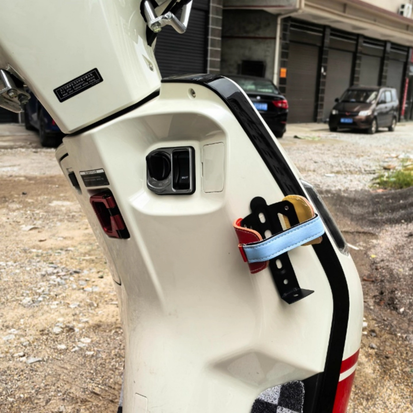 通用型摩托车电动车踏板挂钩复古水壶架免可调节ns125la奶茶杯托