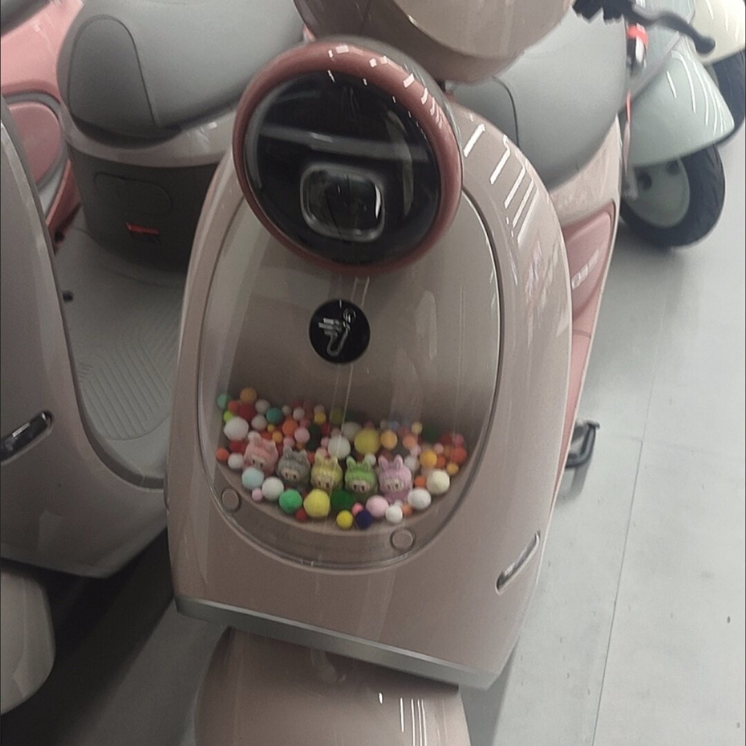 适用九号q370/qz330电动车车头橱窗小毛球可爱LABUBU毛绒摆件贴纸