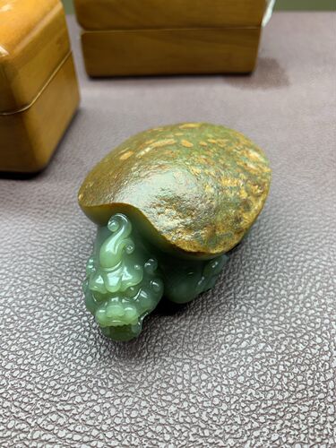 天然和田玉东北籽料河磨玉满背洒金皮龙龟手把件摆件317克