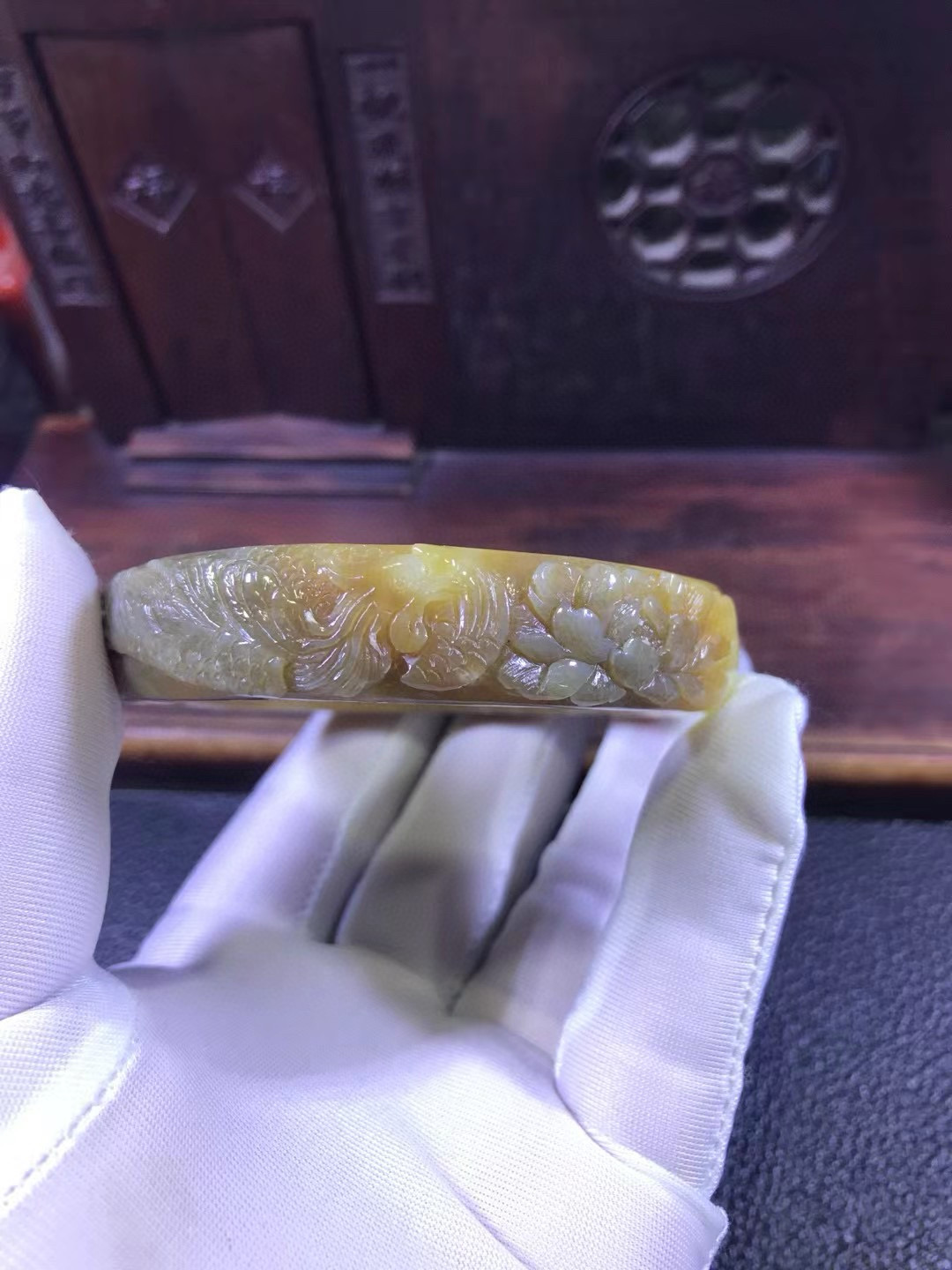 和田玉河磨玉黄白老玉凤戏牡丹手镯女士玉镯镯子77克东北透闪石玉
