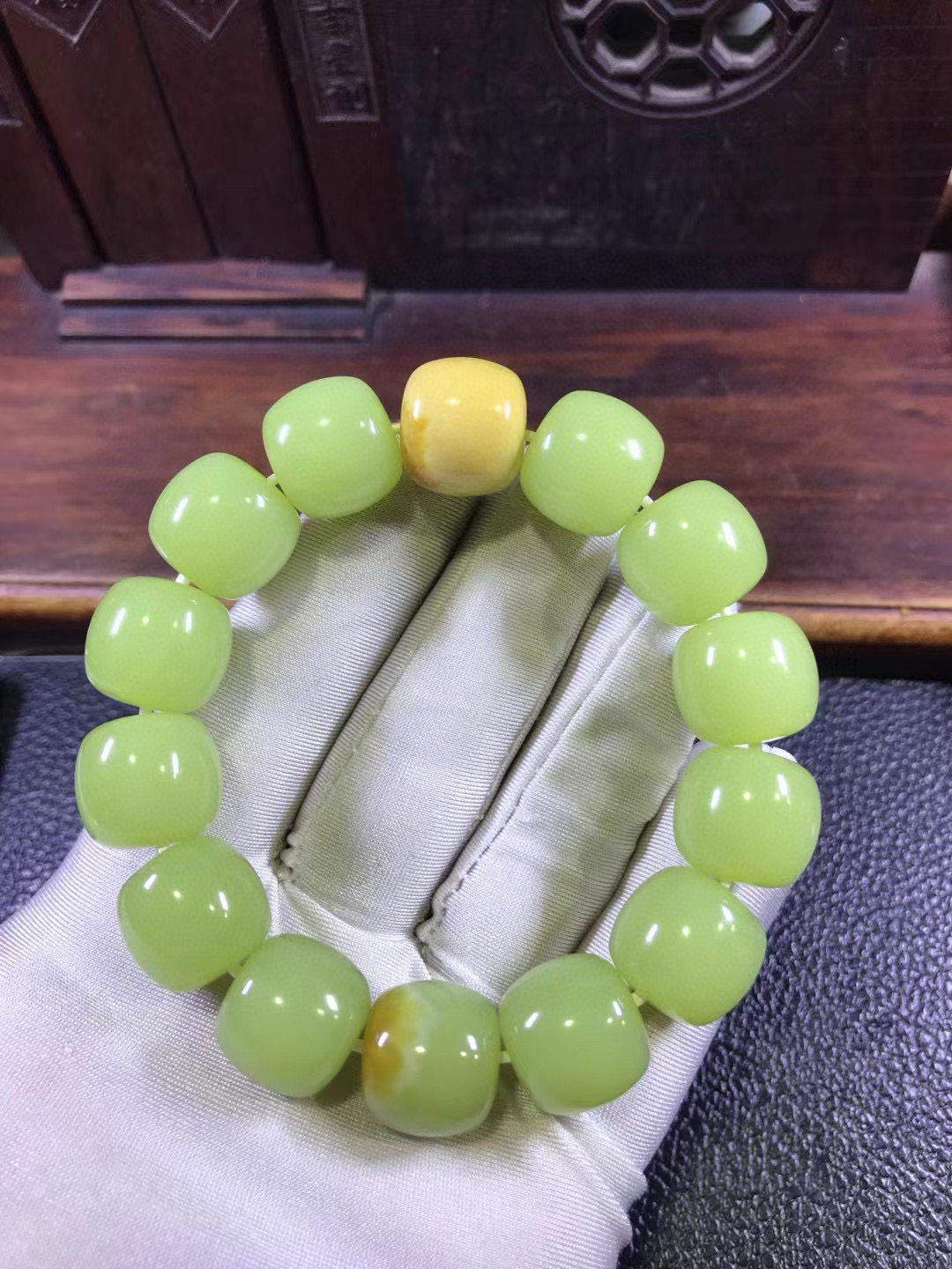 天然和田玉东北籽料椴树林黄绿河磨玉538明星料老形手链100克