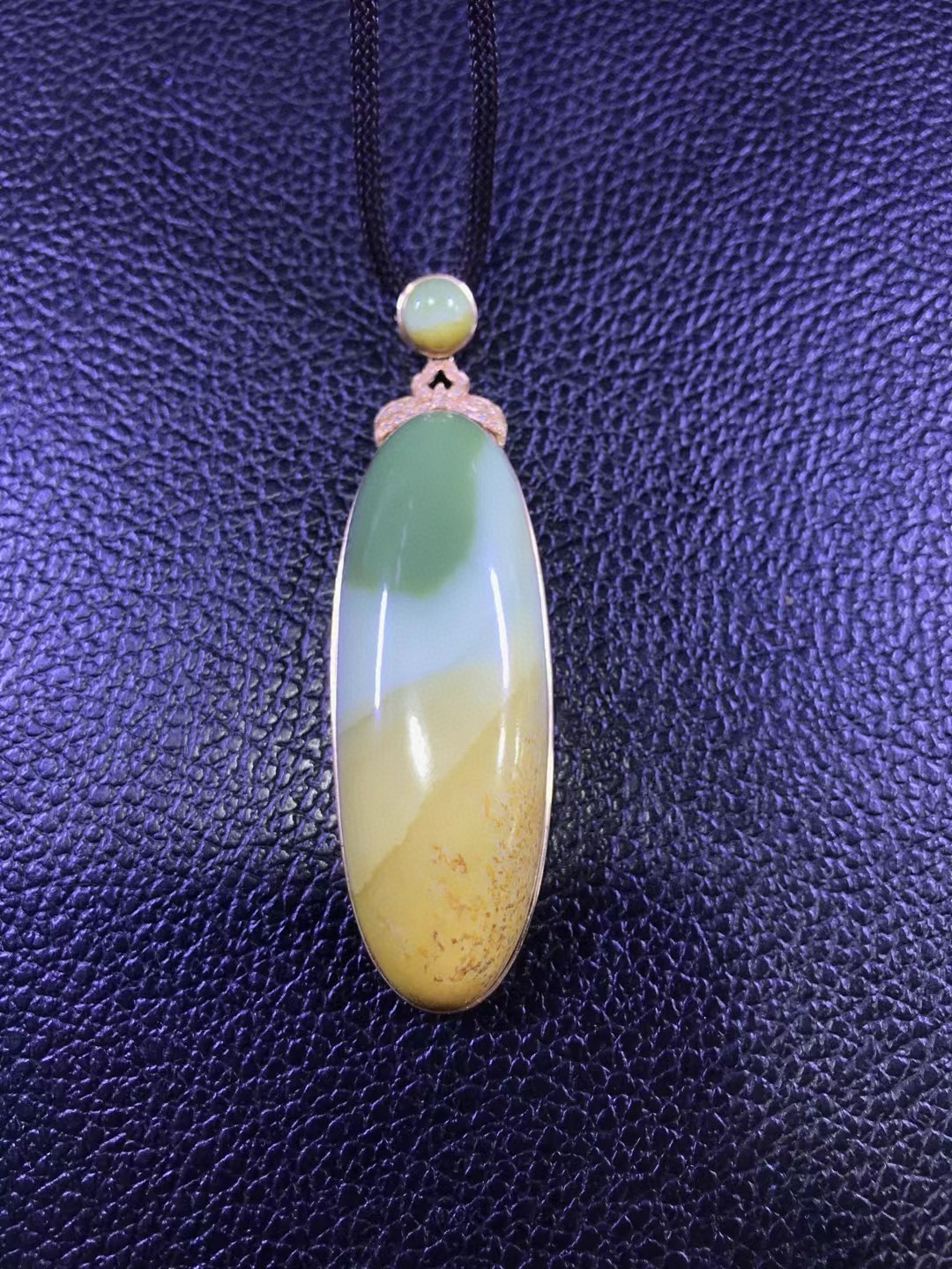 和田玉椴树林河磨玉皮浆玉四色镶金挂坠吊坠重42克厂家直销定制