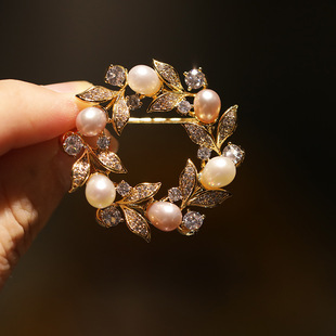 西凉妃子奢华气质淡水珍珠橄榄树枝花环胸针高档大衣别针配饰胸花