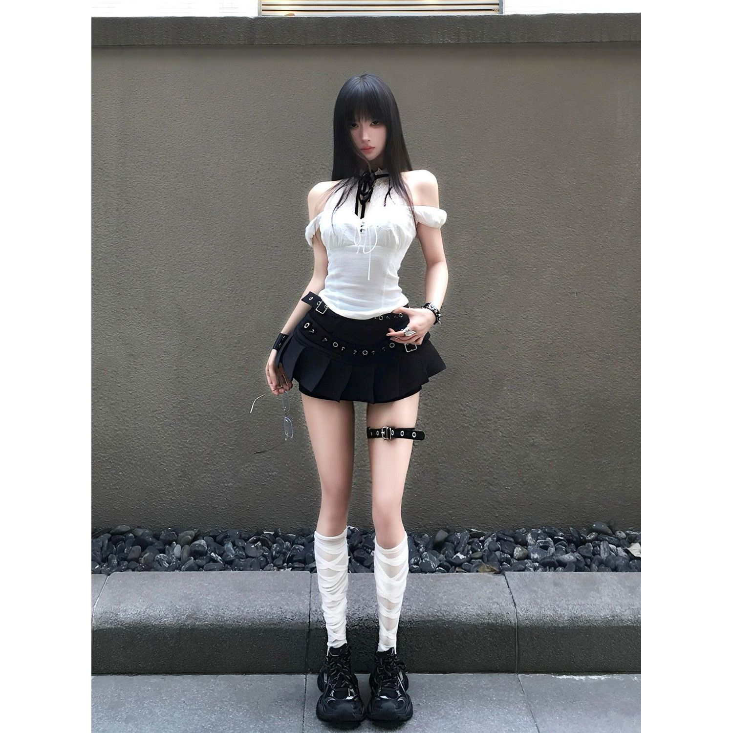 夏季纯欲挂脖蕾丝镂空设计感露肩修身上衣高腰黑色百褶裙气质套装