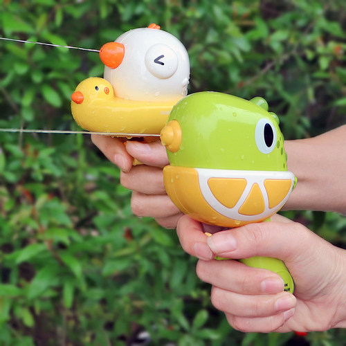 儿童水枪玩具网红戏水小黄鸭呲水