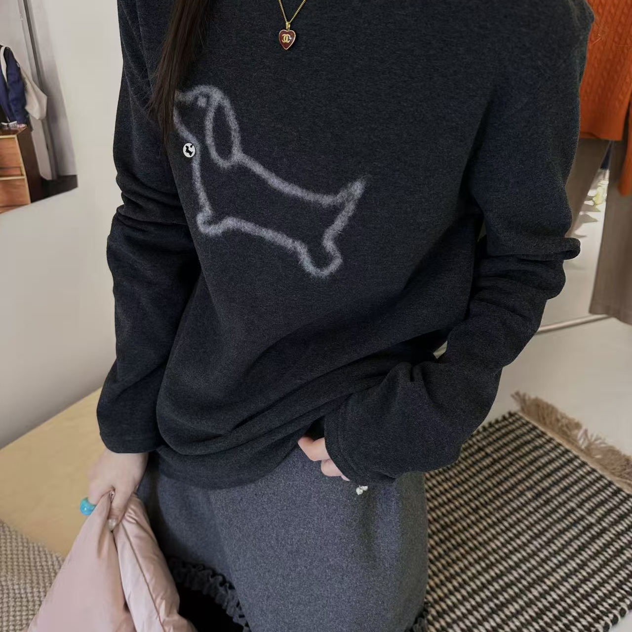 欧货one26076深灰色磨毛长袖T恤女2025毛加厚圆领套头上衣卡通ins