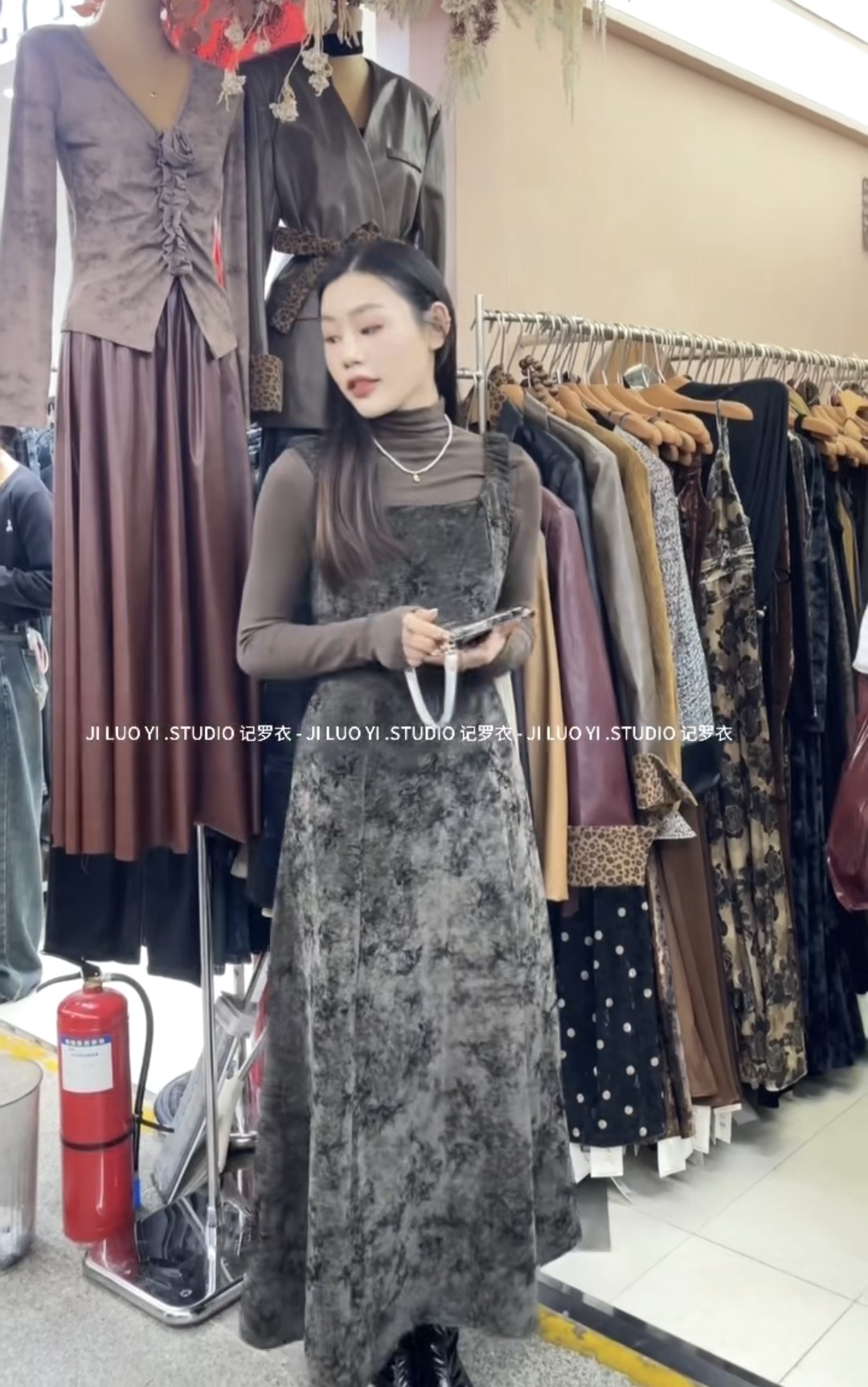 弹力褶皱肩带气质显瘦减龄百搭韩版简约灯芯绒侧口袋吊带裙连衣裙