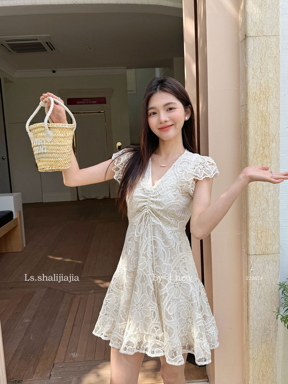 法式优雅纯色气质蕾丝连衣裙女夏季新款设计感小众收腰显瘦短裙