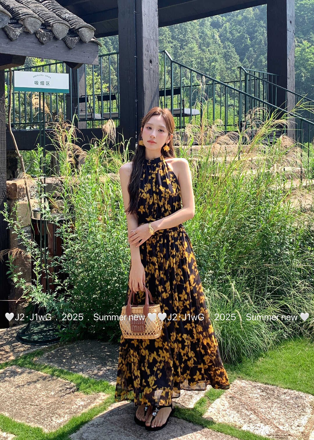 2025夏季新款法式复古碎花挂脖连衣裙女海边度假风收腰露肩无袖裙