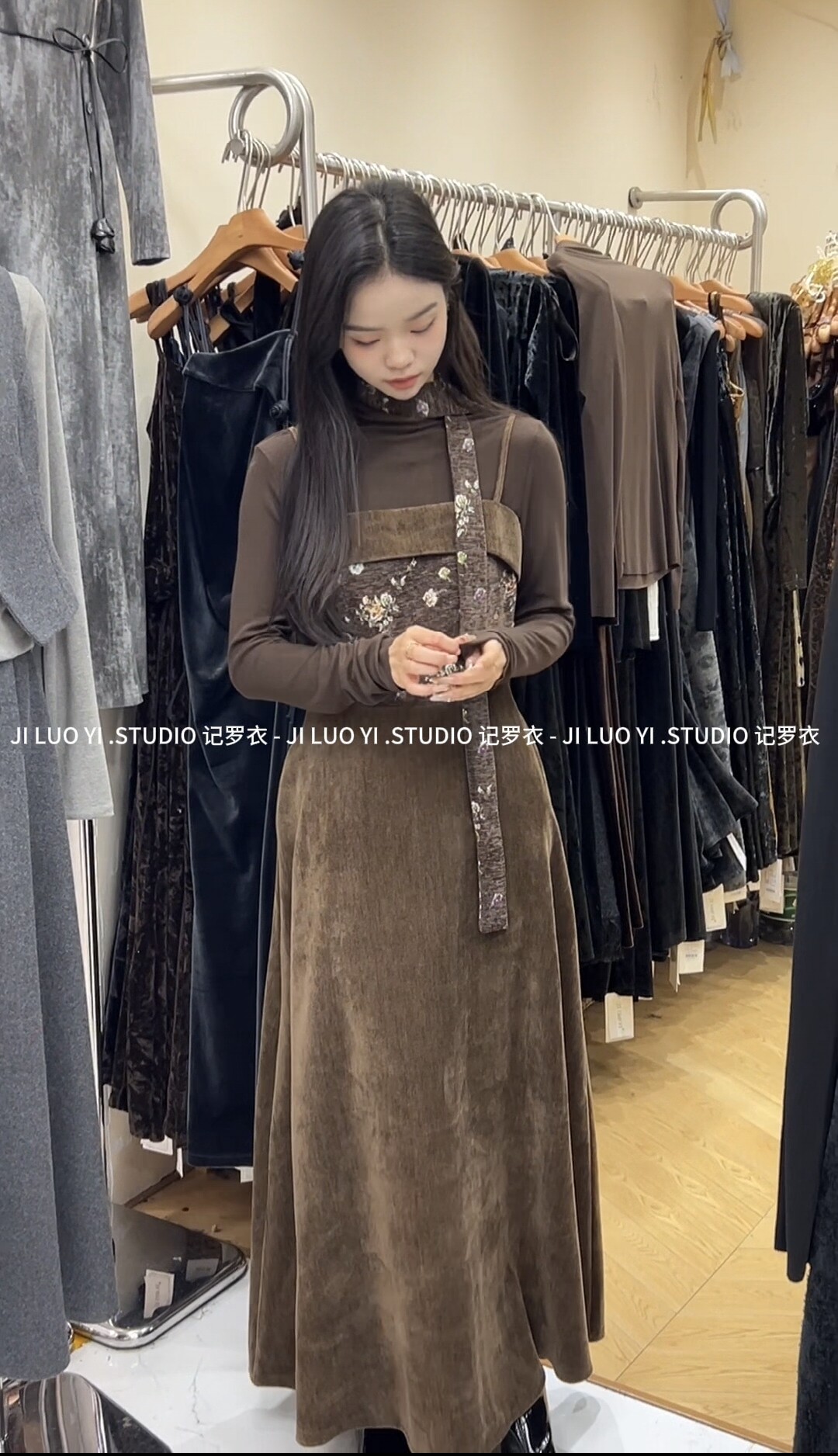 法式复古碎花拼接丝绒吊带连衣裙女秋冬新款加厚收腰显瘦气质长裙