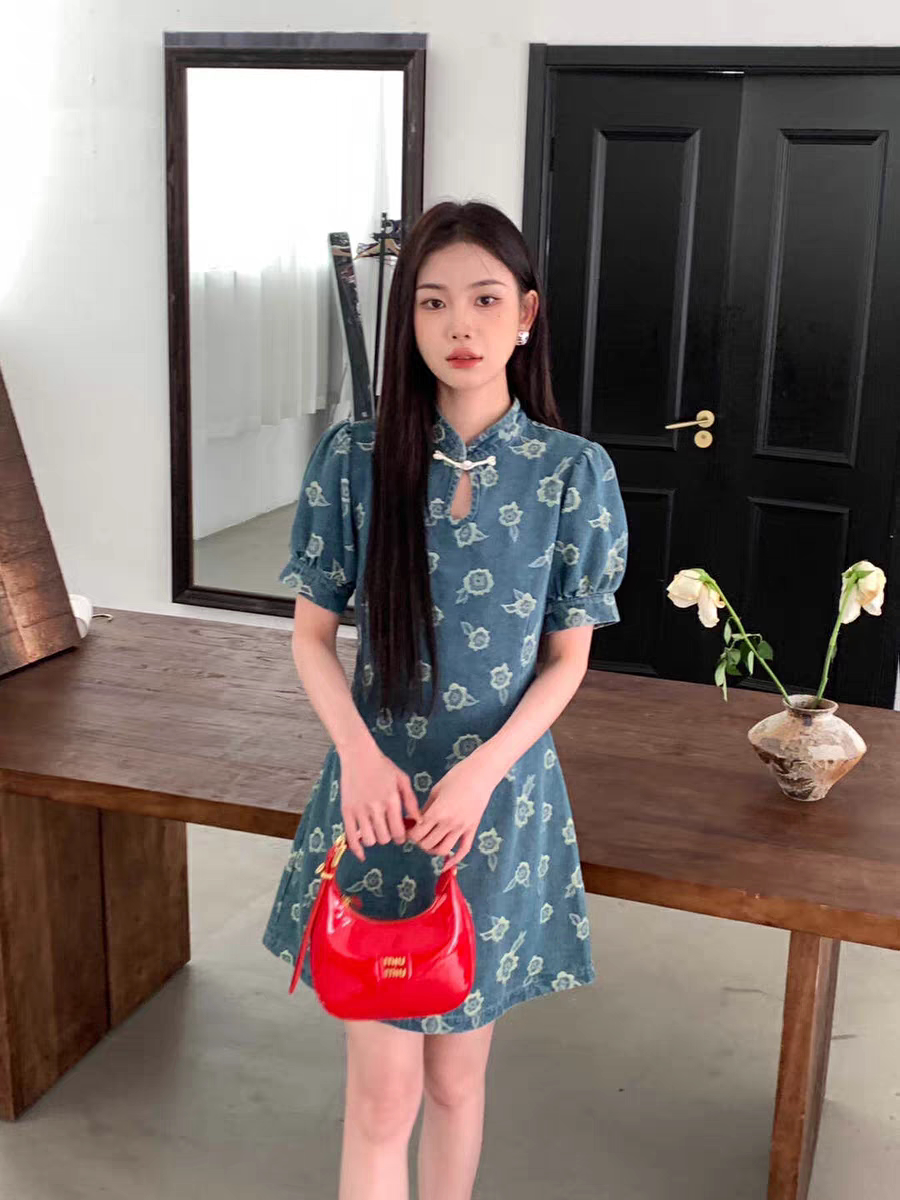 法式复古牛仔连衣裙女高级感小众泡泡袖提花修身显瘦盘扣短款裙子