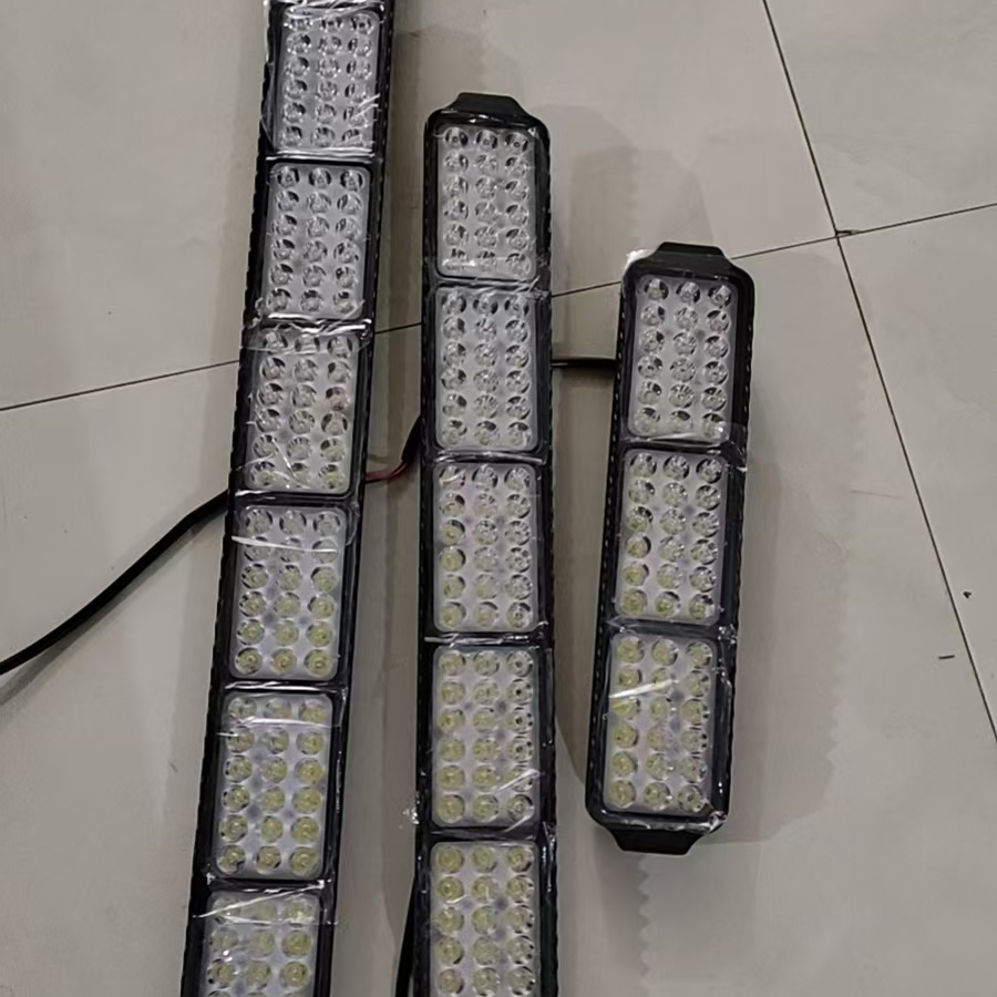 汽车led长条射灯12v24v货车中网强光变亮改装爆闪杠灯越野车顶灯