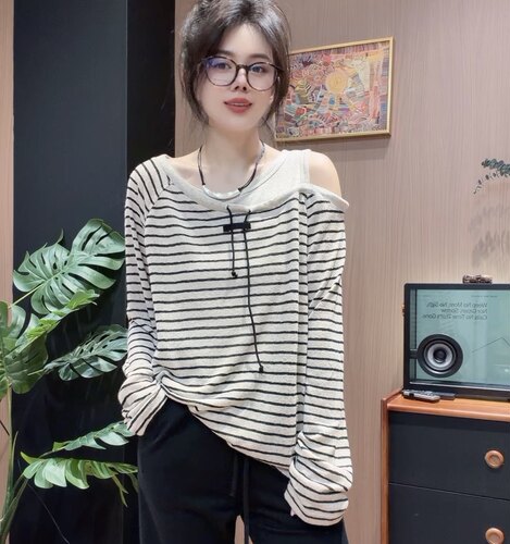 欧货2026早秋新款拼接条纹漏肩假两件t恤女时尚洋气百搭斜领上衣