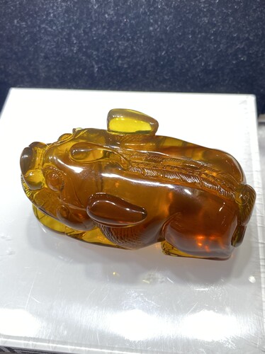 缅甸天然琥珀，金棕红蜜大貔貅雕，老矿料72.5克，可做手把件