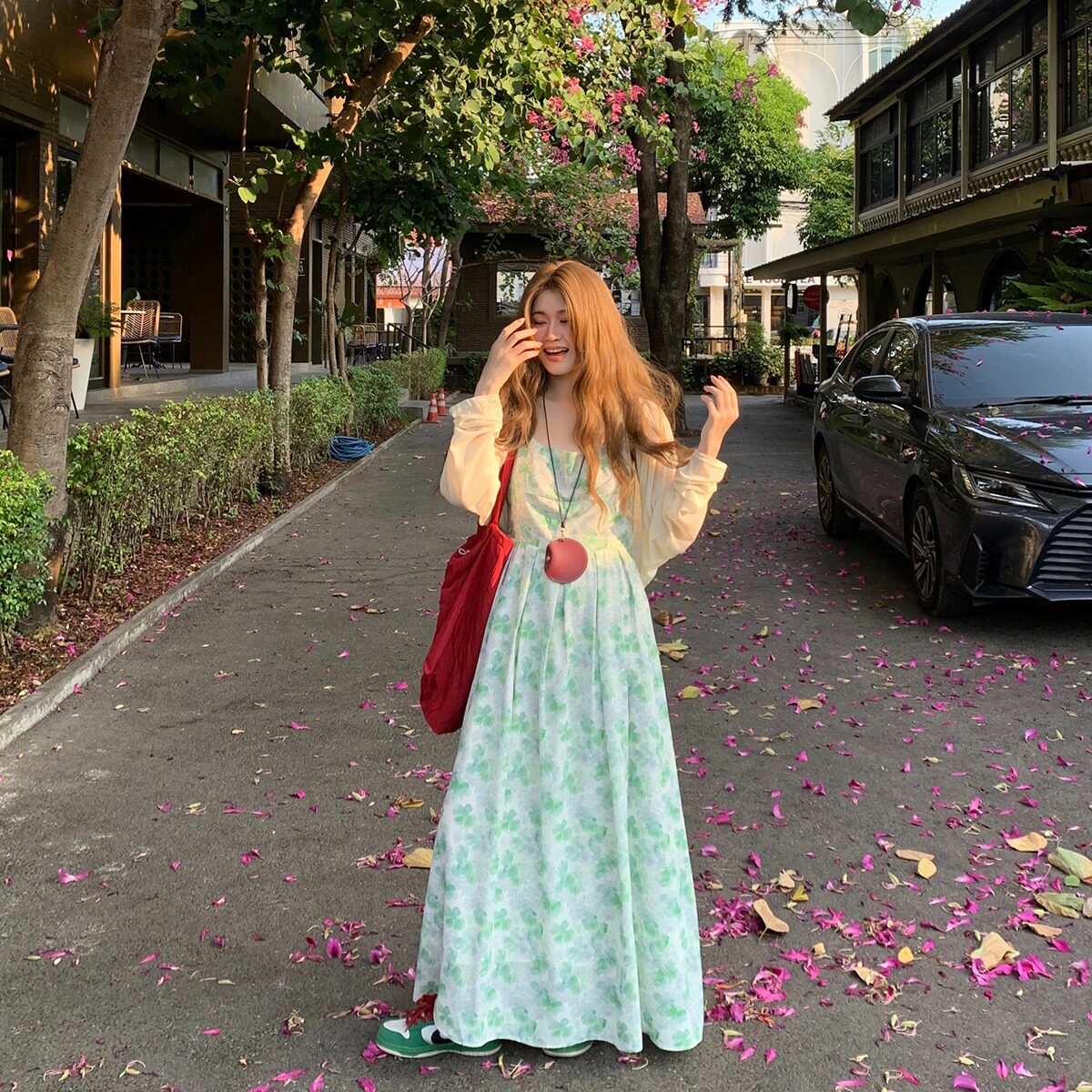 胖mm气质方领显瘦田园风碎花吊带连衣裙女显白显瘦度假后打揽长裙