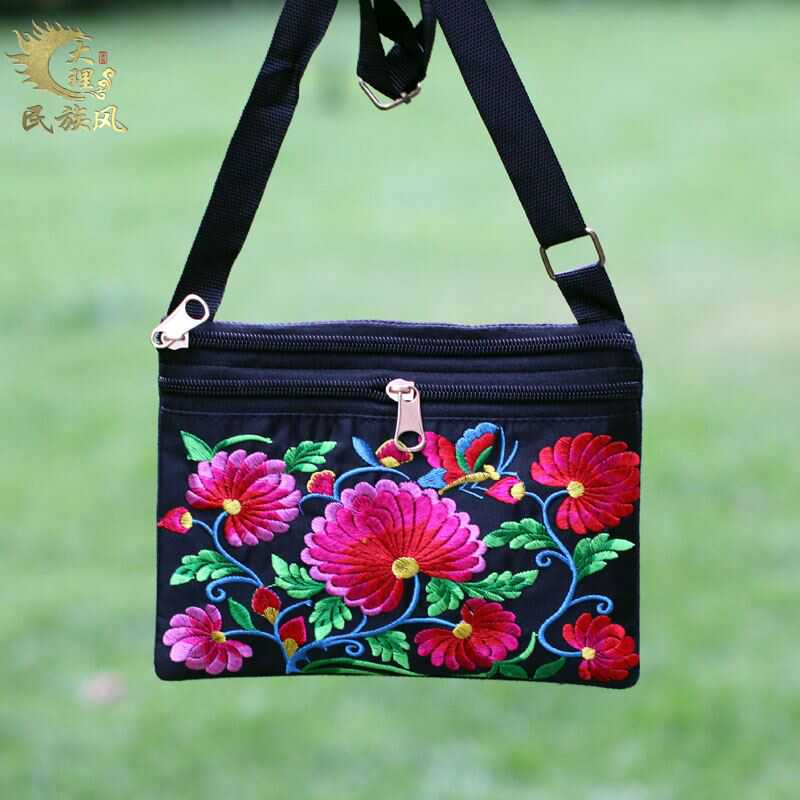 民族风绣花包斜挎单肩女包包云南特色旅游小背包手提布艺手机袋