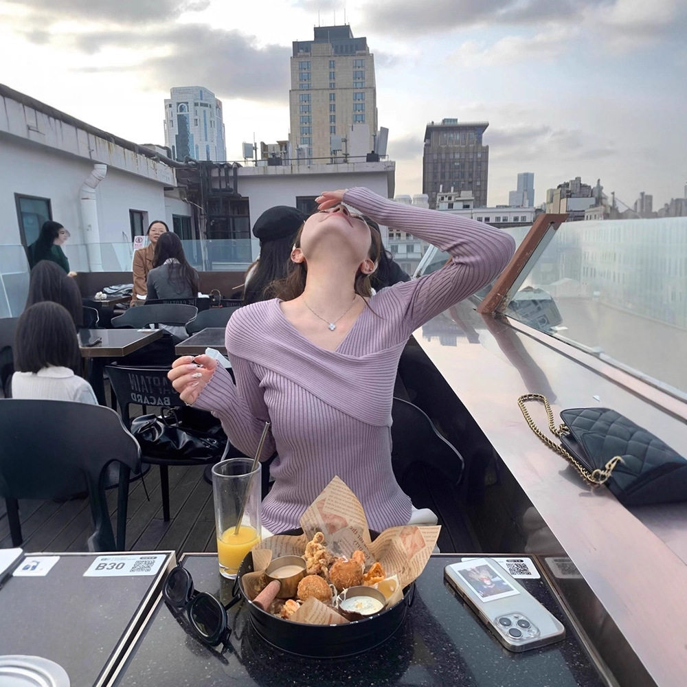 设计感灰紫色交叉V领针织打底衫女春季锁骨修身显瘦毛衣露肩上衣