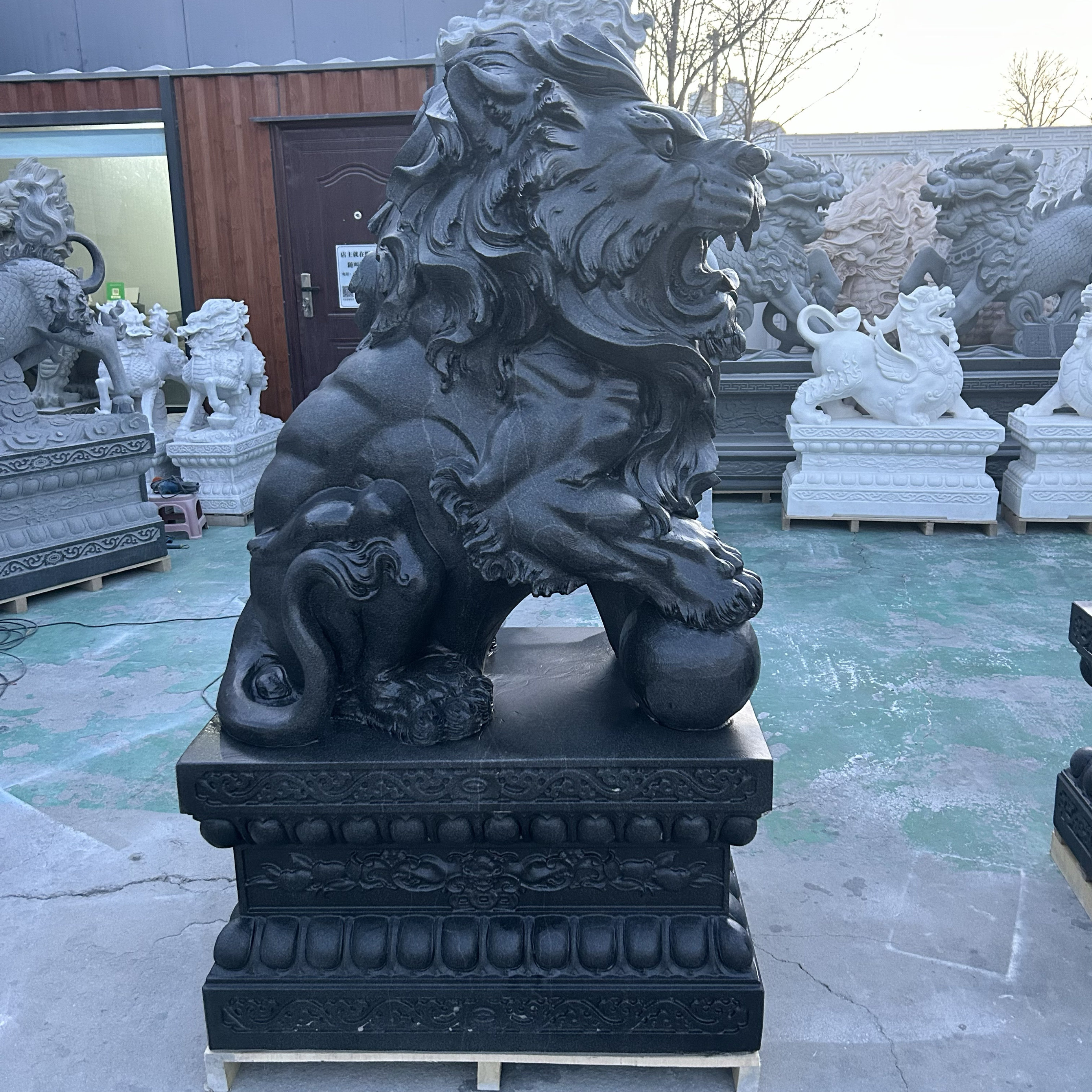 千龙石雕一对现代欧式石狮酒店别墅公司门口大理石晚霞红蹲狮爬狮