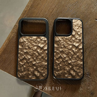 小众不撞壳适用苹果17promax小米15PRO小米14PRO华为PURA70P 电镀玻璃磨砂手机壳新款 之简ZHIJIAN 金属锤纹