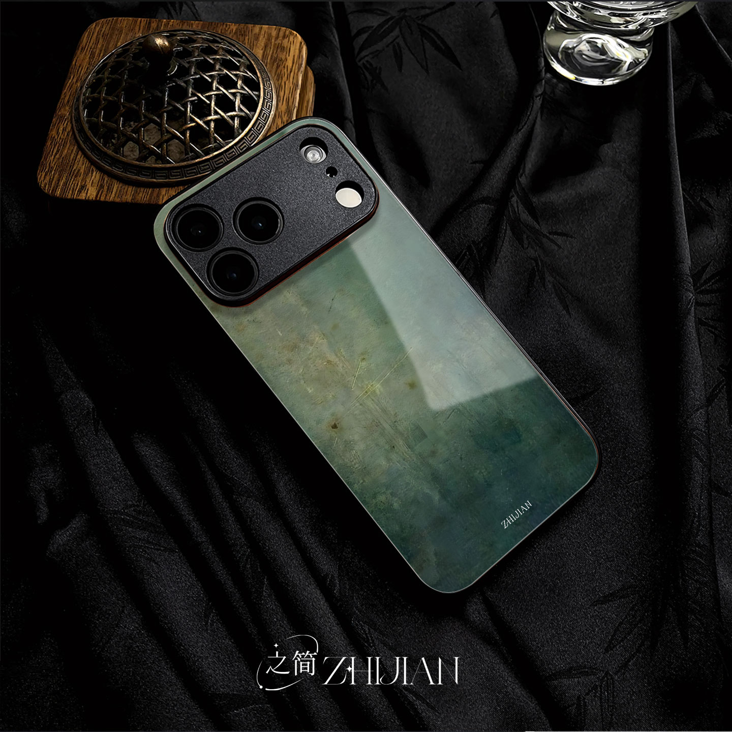 之简ZHIJIAN《青锈斑驳》玻璃亮面磨砂手机壳新款小众不撞壳适用苹果17promaxIQOONEO10PROPLUS红米NOTE14PRO
