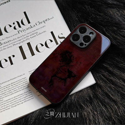 之简ZHIJIAN《暗红豹影》玻璃亮面磨砂手机壳新款小众不撞壳适用苹果17promaxOPPOA6PROP80PROIQOO13FINDX8PR