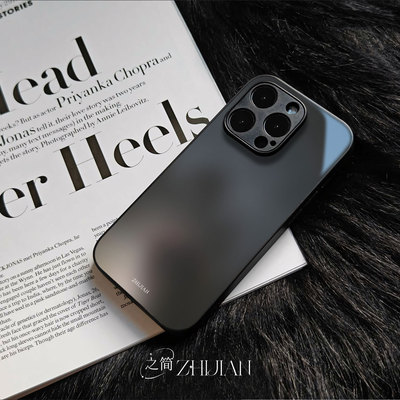 之简ZHIJIAN《模糊灰暗》玻璃亮面磨砂手机壳新款小众不撞壳适用苹果17promaxVIVOX200PROMINI三星S25ULTRAVI