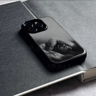 花臂男熟睡图磁吸磨砂黑框电镀玻璃手机壳适用苹果iphone17promax华为红米K80PRONOVA14活力版红米NOTE12TURB