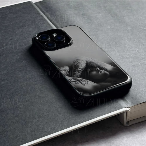 花臂男熟睡图磁吸磨砂黑框电镀玻璃手机壳适用苹果iphone17promax华为红米K80PRONOVA14活力版红米NOTE12TURB