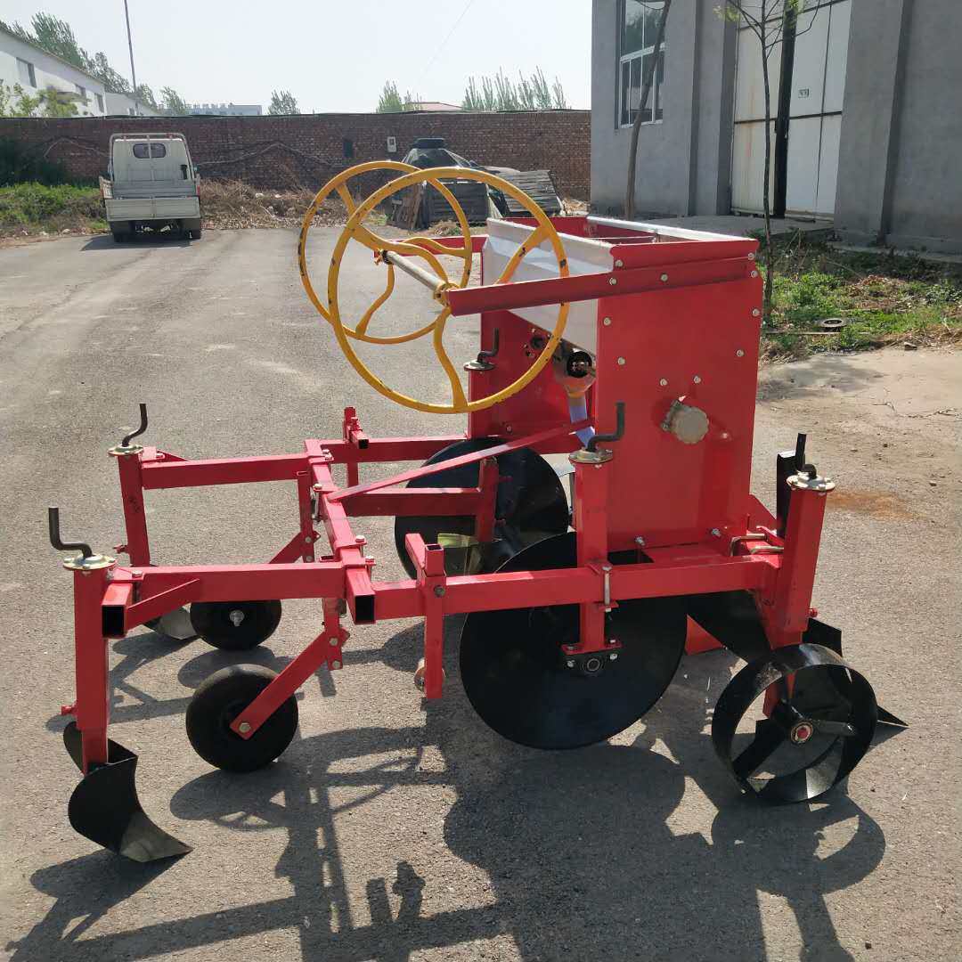 土豆红薯起垄覆膜机 拖拉机带的起垄施肥覆膜铺滴管带一体机