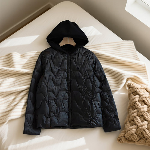 女士轻薄短款连帽菱格羽绒服