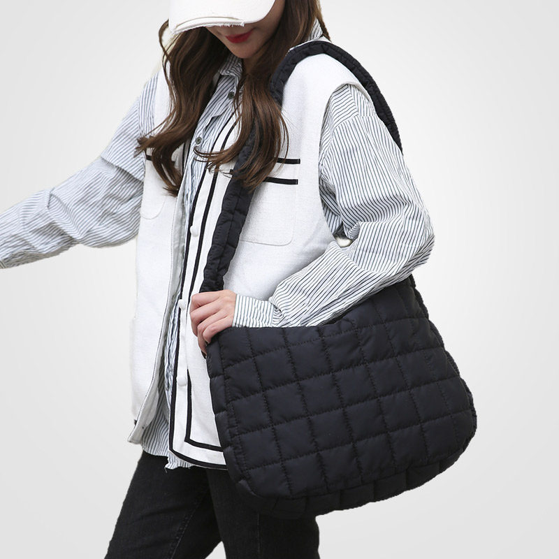 冬天包包女斜挎包2026新款大容量棉服包单肩包简约百搭黑色托特包