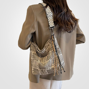 包包女款大容量秋冬流行高级感洋气斜挎包2026新款腋下单肩托特包