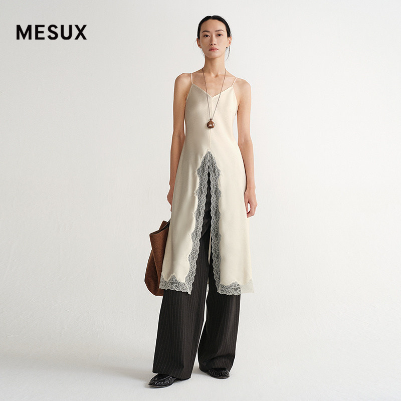 MESUX米岫26春静奢高密缎面V领前开叉拼蕾丝吊带连衣裙MOSUO201
