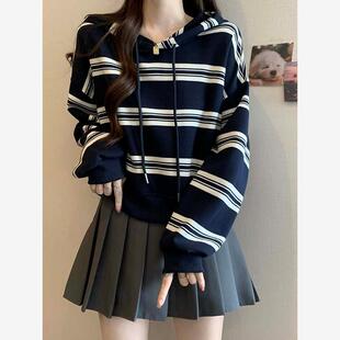 设计感条纹连帽套头卫衣女春秋季大码胖mm显瘦宽松不规则短款上衣
