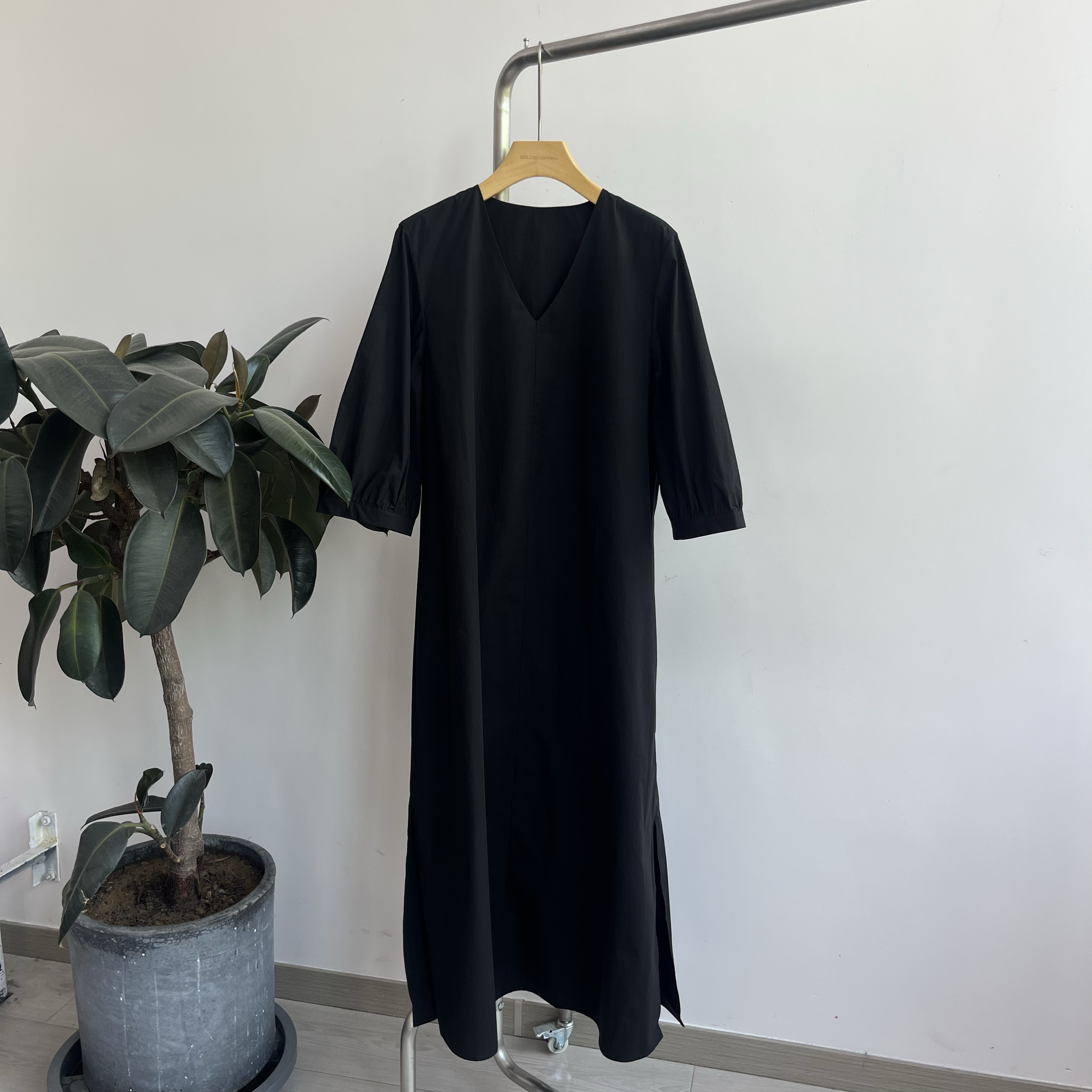 GOLDEN BARRY｜金和百瑞2025年夏通勤黑色气质连衣裙301286