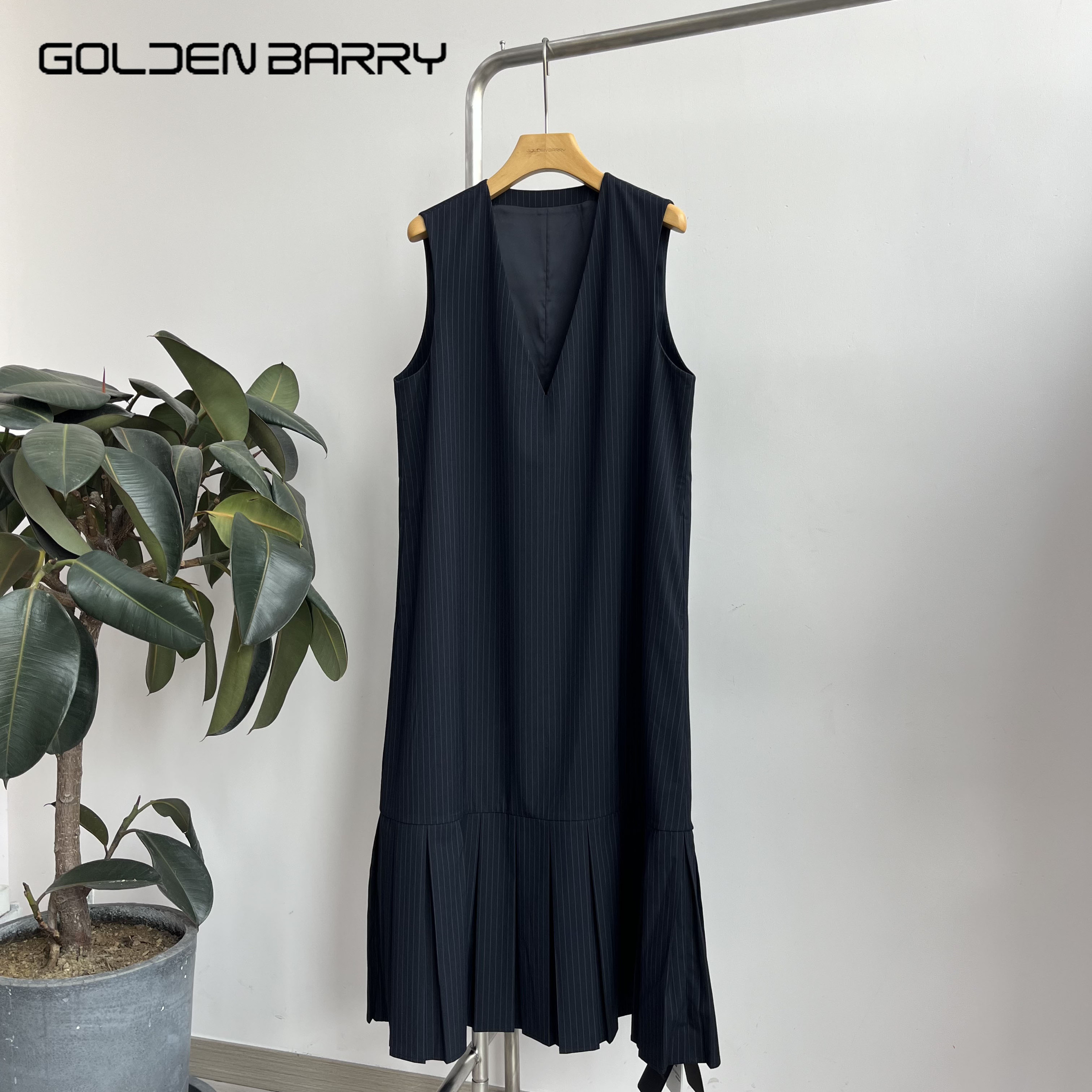 GOLDEN BARRY｜金和百瑞25年春307113/-1减龄V领无袖百褶连衣裙