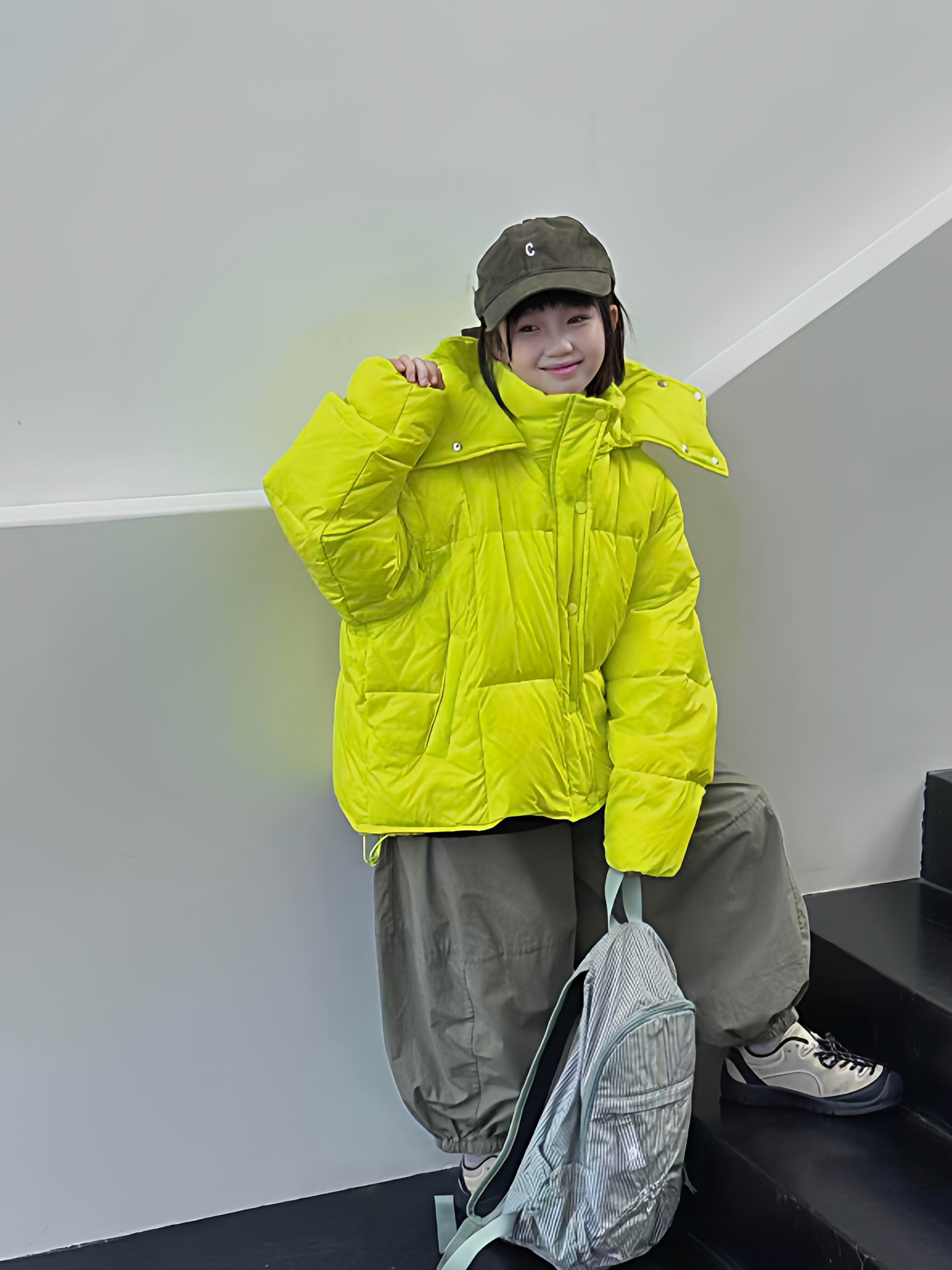 儿童洋气羽绒服2025中大童杜邦三防新国标90白鸭绒短款保暖外套潮