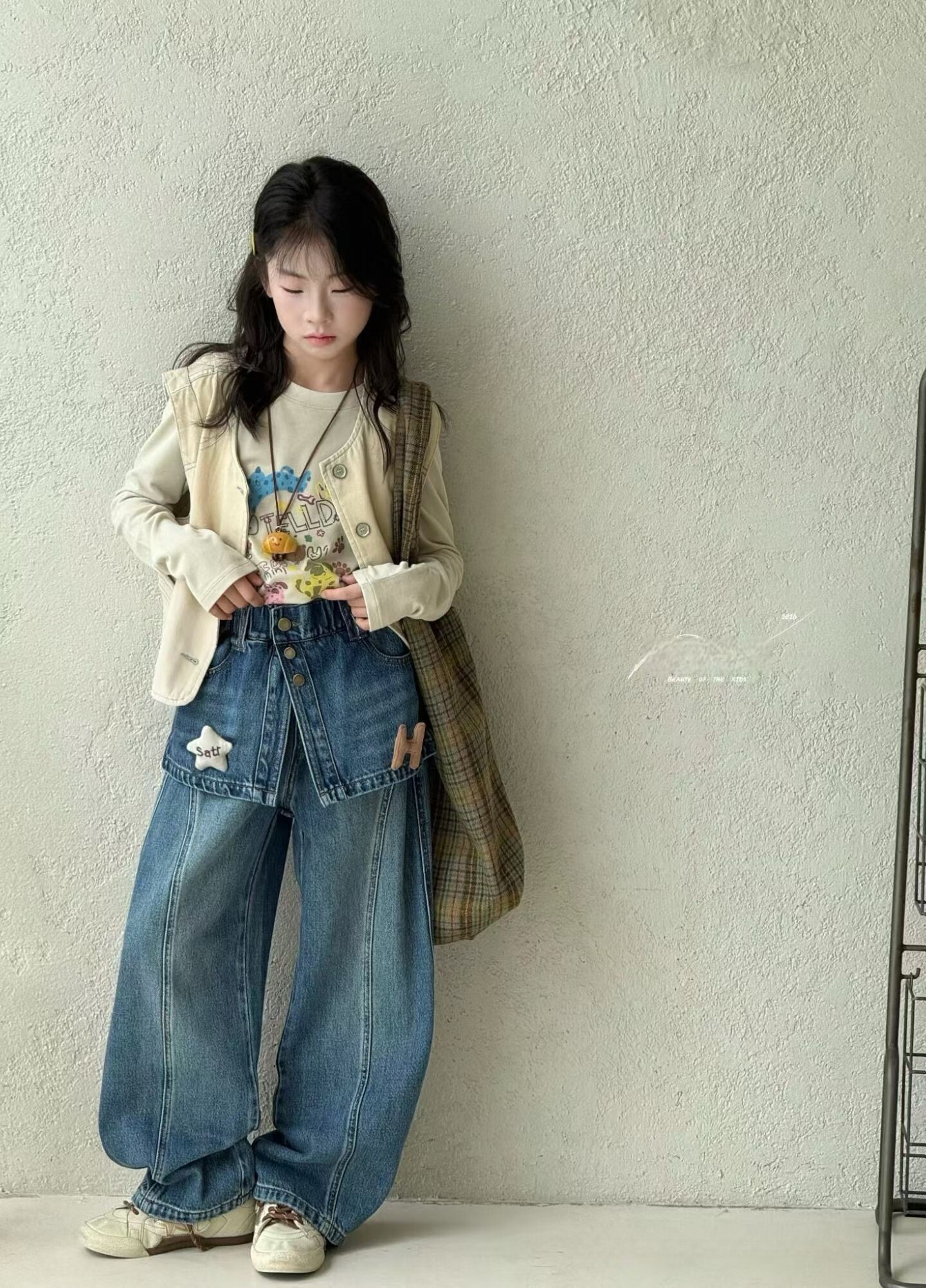 女童屁帘拼接牛仔裤2026秋款中大童韩版洋气百搭玩偶牛仔阔腿裤