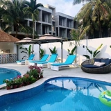 Бассейн, синяя мозаика, дорожная вилла