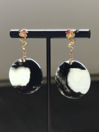 水墨琼影原创 | 和田玉青花籽料18K金镶红宝石耳环，中式风雅新韵