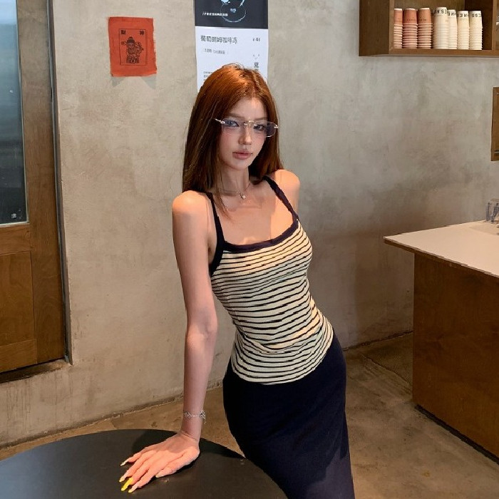 针织撞色条纹吊带背心女夏季2026新款修身显瘦短款露肚脐辣妹上衣