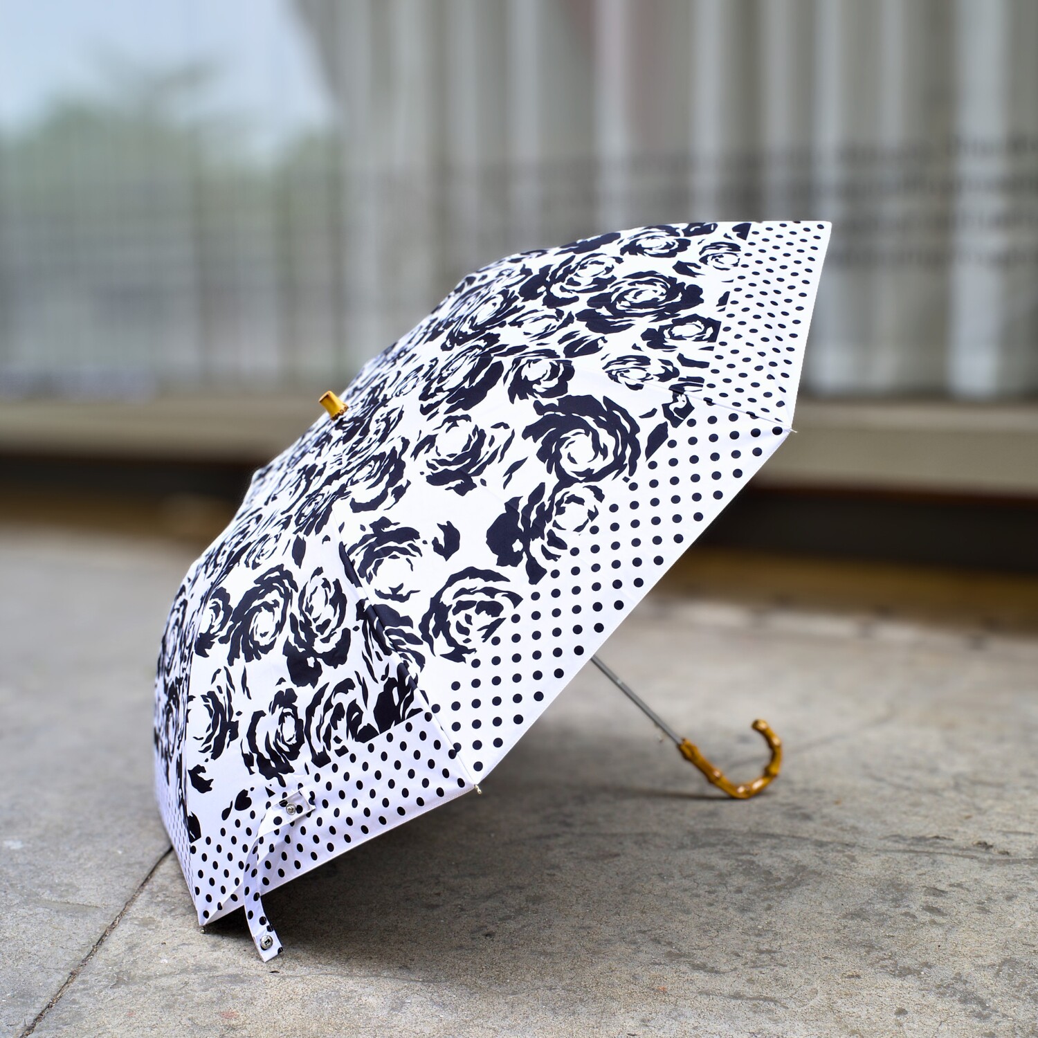 东方时尚竹制烤漆艺术优雅女士气质轻奢黑白波点玫瑰黑胶防晒洋伞