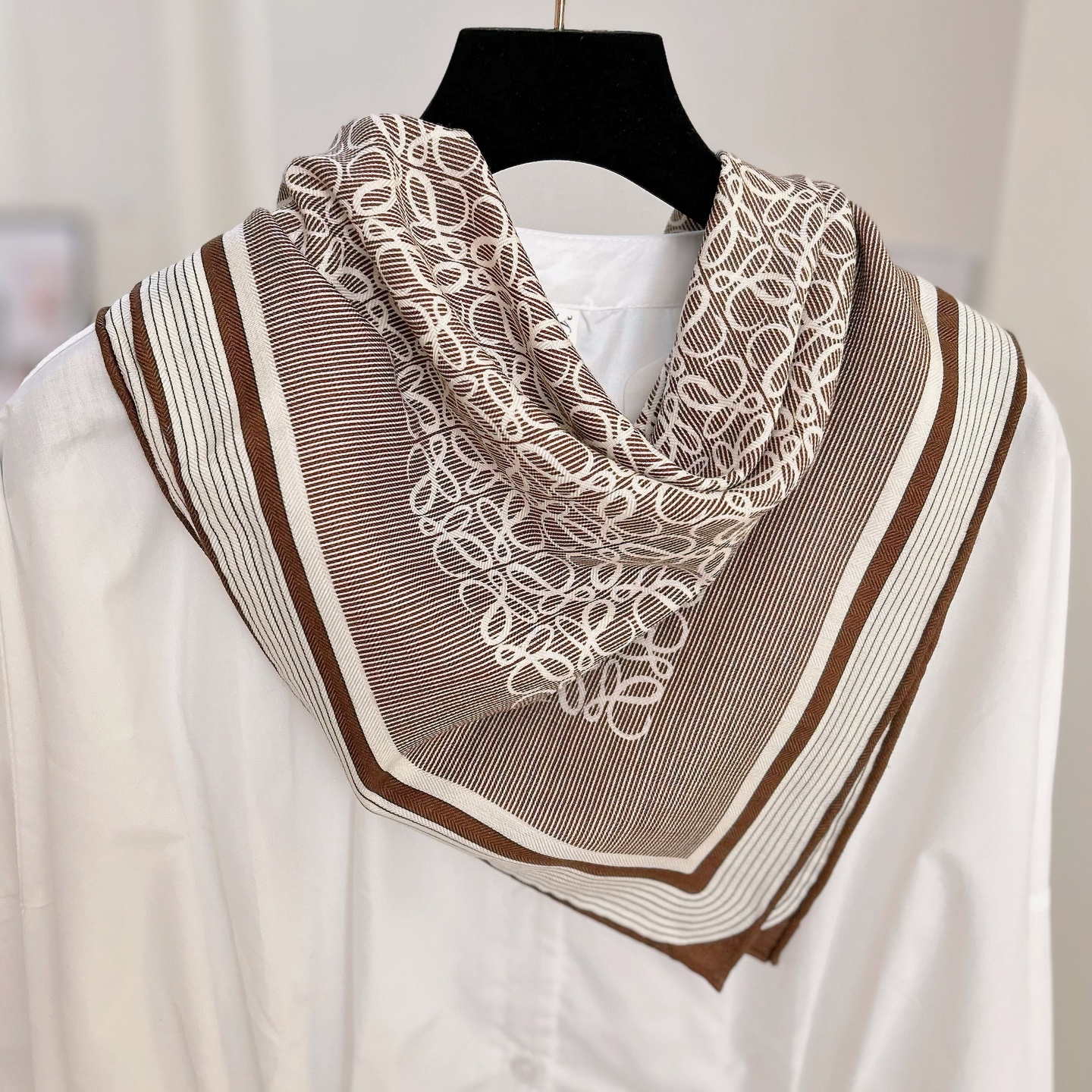 秋冬新款罗家日记真丝羊毛披肩65*65保暖护颈复古咖色围巾高级感