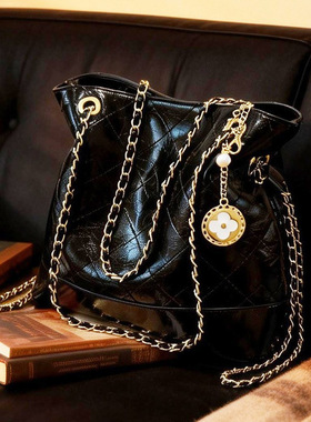 跨境包包女  摩登晚宴托特包精致斜挎小包包女黑色时髦通勤链条包